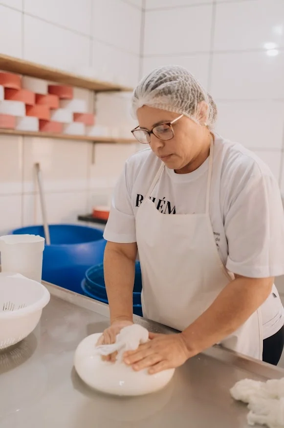 Cida na produção artesanal
