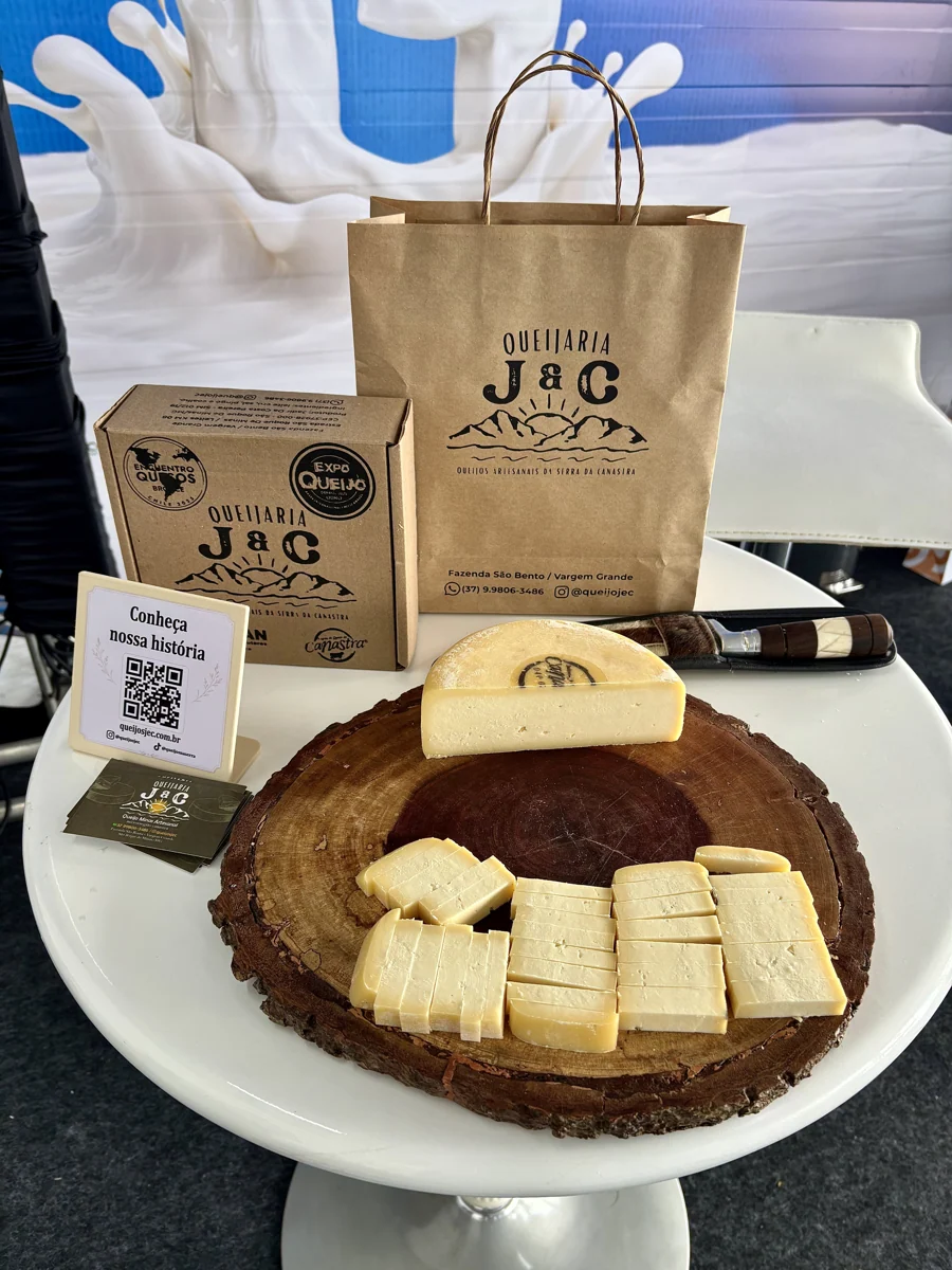 Queijos e embalagens J&C em exposição