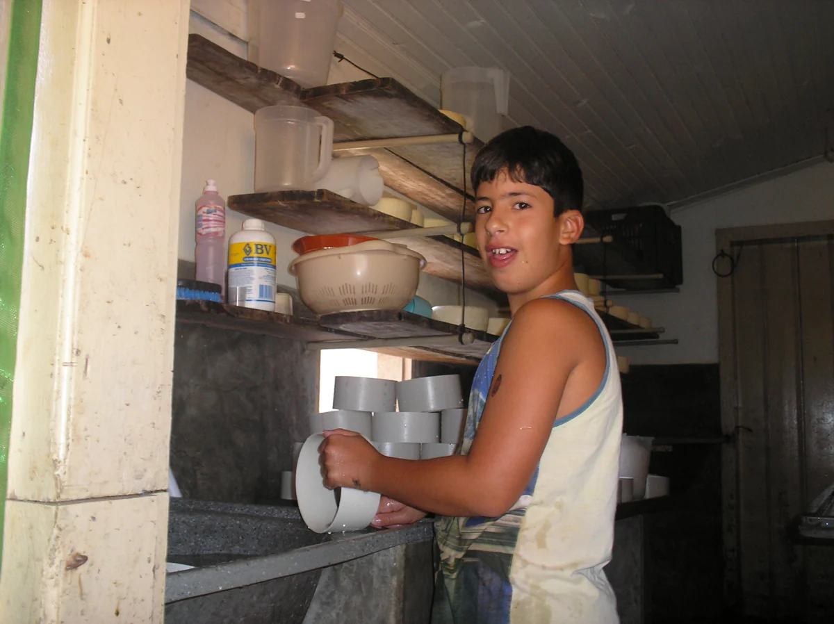 Paulo na infância, acompanhando a produção da família
